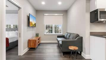 Suite junior, 2 habitaciones, baño privado, vistas a la ciudad | Sala de estar | Smart TV de 45 pulgadas con canales por cable