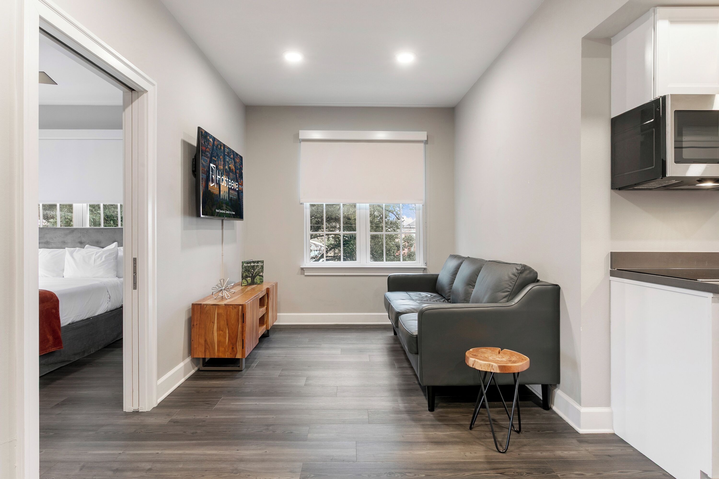 Junior-suite - 2 soveværelser - privat badeværelse - byudsigt | Stue | 45-tommers smart-tv med kabelkanaler