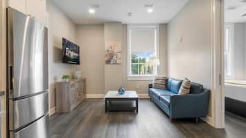 Suite – comfort, 2 soverom, 2 bad | Oppholdsrom | En 45-tommers smart-TV med kabel-kanaler