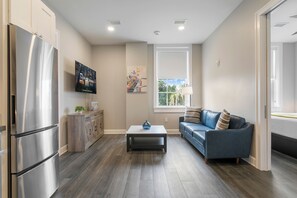 Comfort-suite - 2 soveværelser - 2 badeværelser | Stue | 45-tommers smart-tv med kabelkanaler