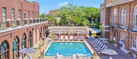 Piscina all'aperto, ombrelloni da piscina, lettini