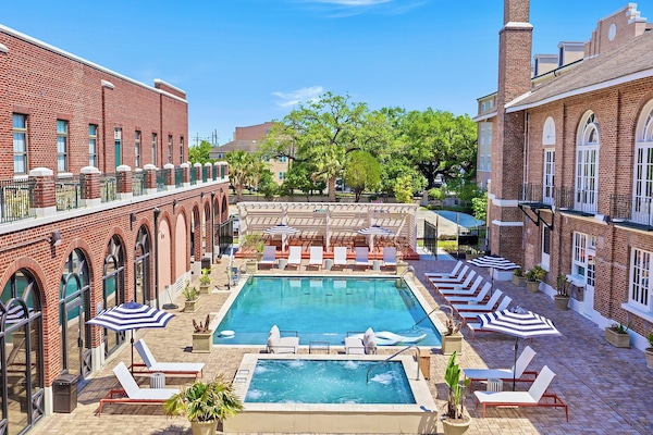 Utomhuspool, öppet 08.00 till 22.00, parasoller och solstolar