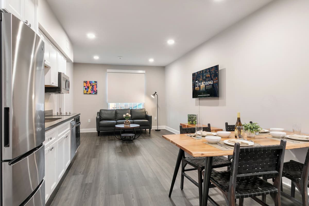 Premium-suite - 2 soveværelser - 2 badeværelser | Stue | 45-tommers smart-tv med kabelkanaler