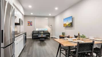 Suíte premium, 2 quartos, 2 banheiros | Sala de estar | Smart TV 45 polegadas com canais a cabo
