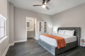 Suite superior, 2 habitaciones, 2 baños | Decoración personalizada, muebles diferentes y escritorio 