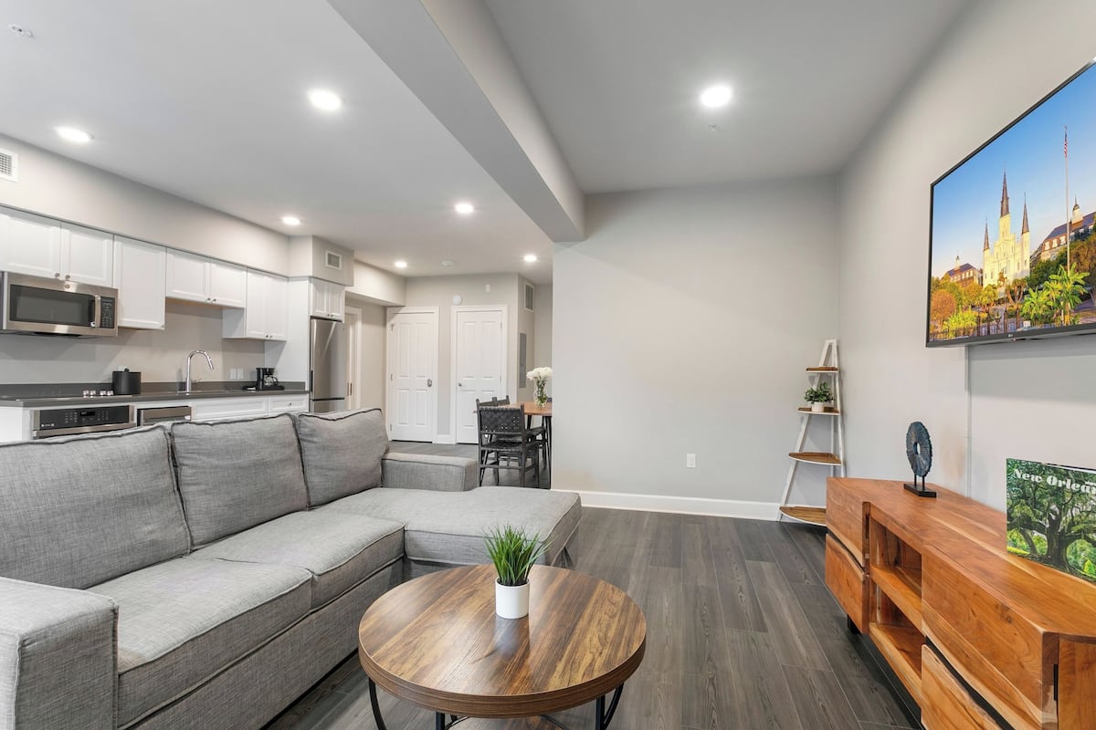 Family Suite, 2 Bedrooms, 2 Bathrooms | Living room | 45-inch Smart TV with cable channels