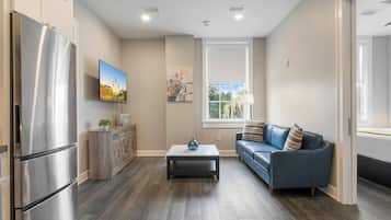 Suite – comfort, 2 soverom, 2 bad | Oppholdsrom | En 45-tommers smart-TV med kabel-kanaler