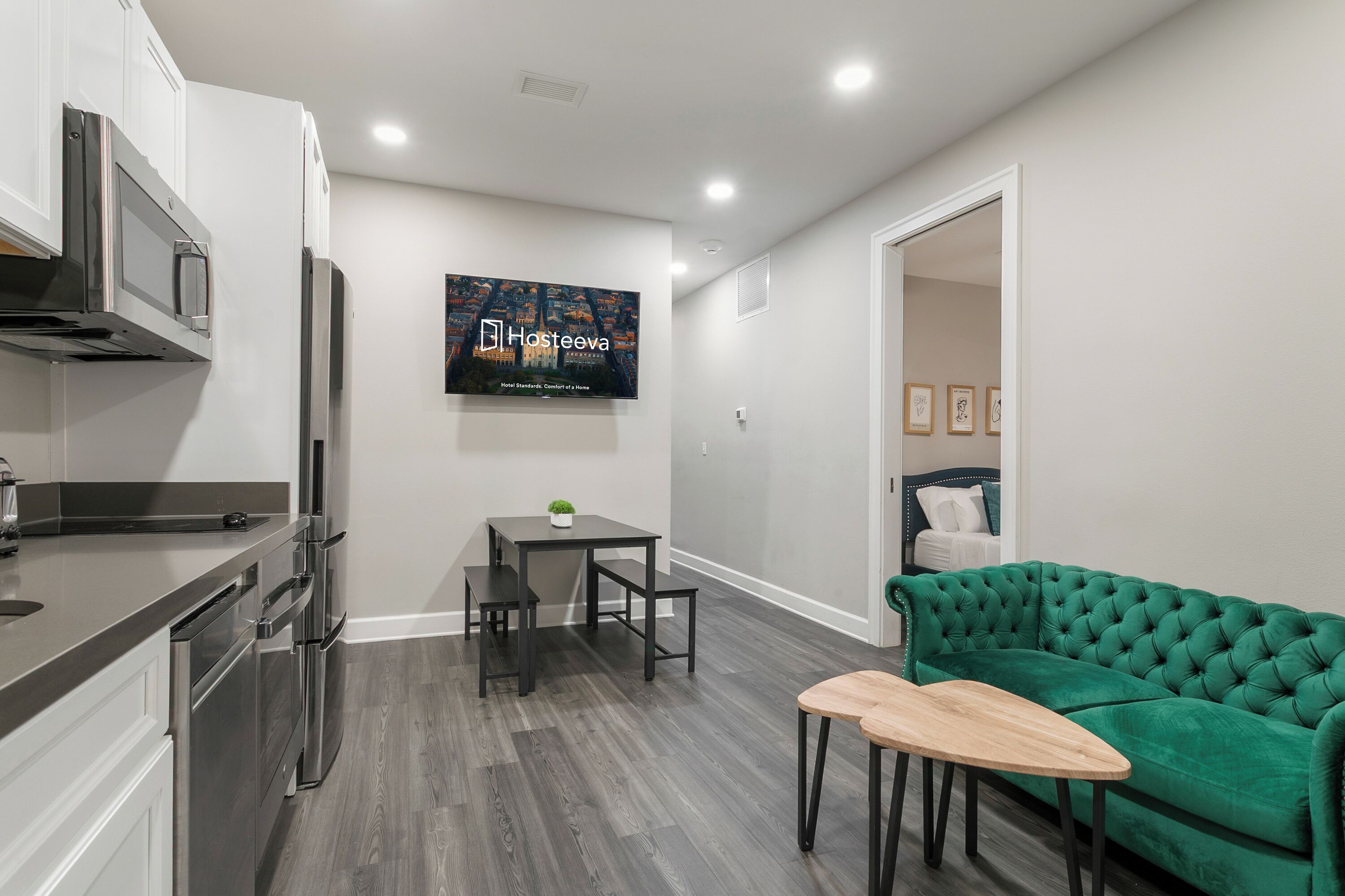 Grand-suite | Stue | 45-tommers smart-tv med kabelkanaler