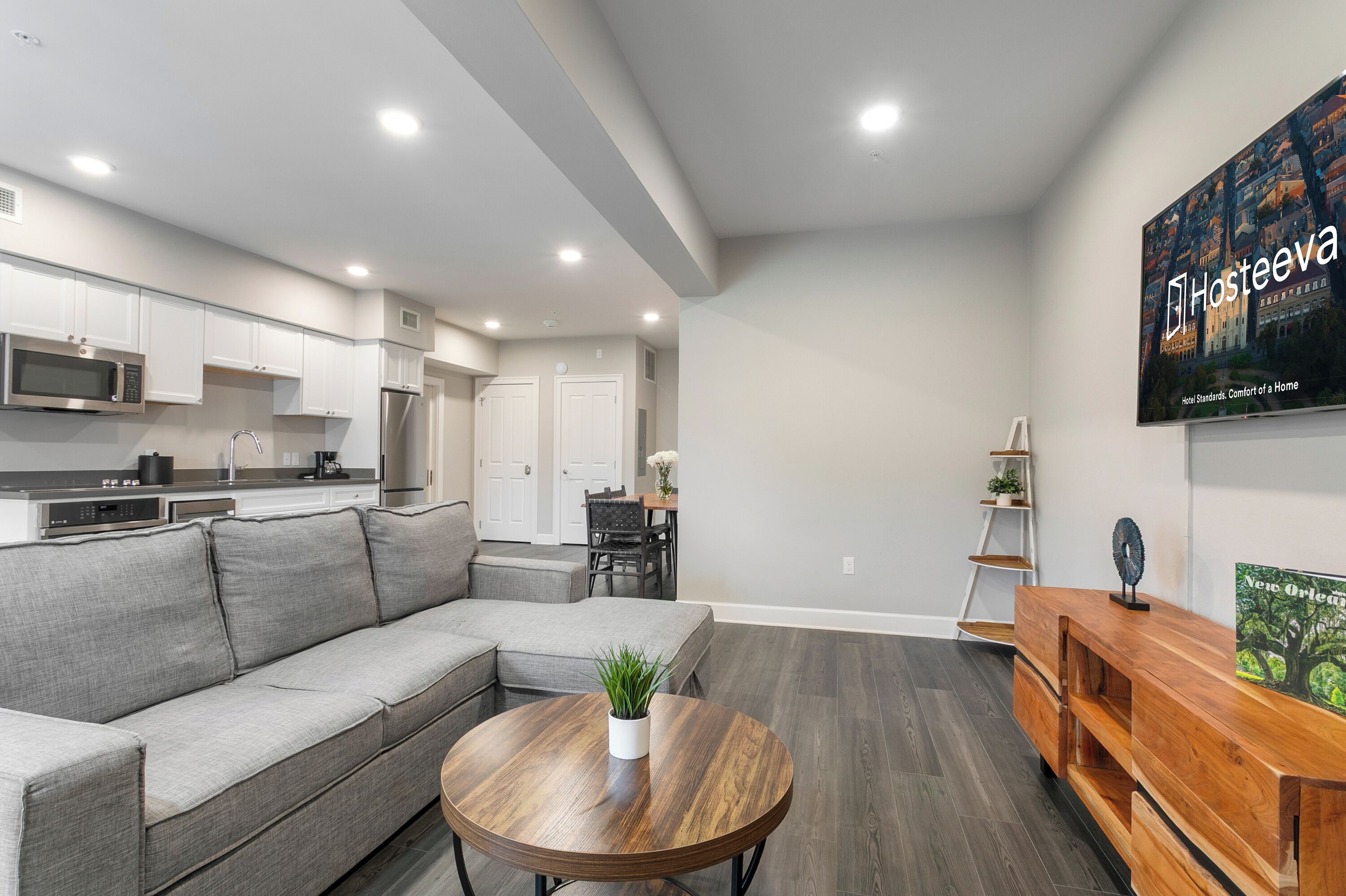 Familiesuite - 2 soveværelser - 2 badeværelser | Stue | 45-tommers smart-tv med kabelkanaler