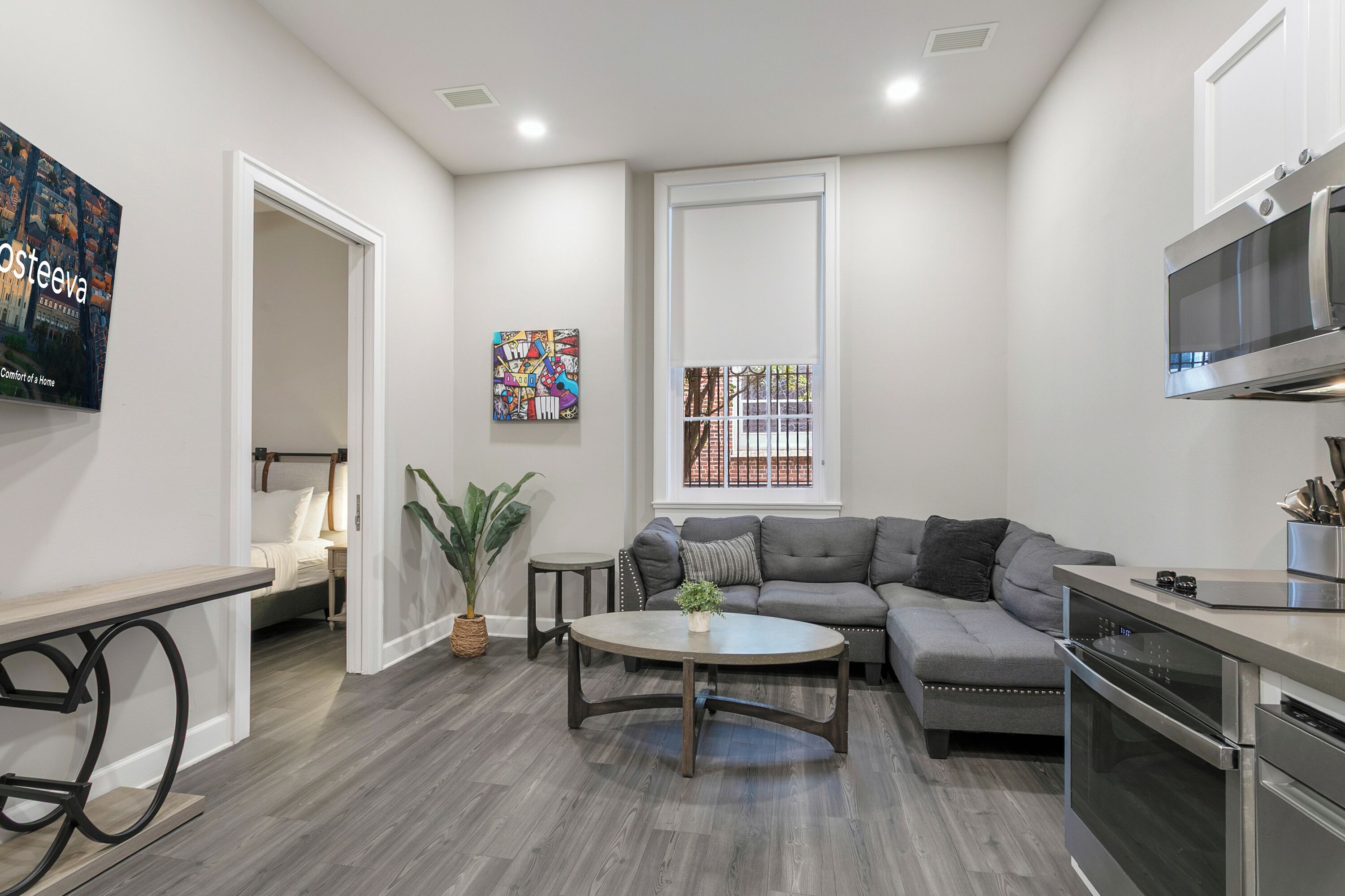 Junior-suite - 1 soveværelse - privat badeværelse | Stue | 45-tommers smart-tv med kabelkanaler