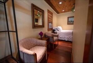 1 bedroom, desk, WiFi