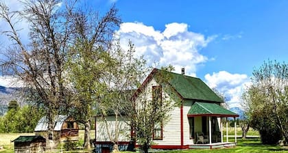 Restored 1909 2 Story Farmhouse minutes from Hamilton