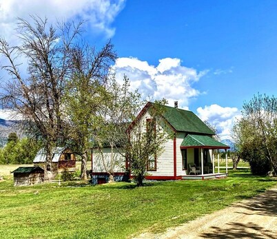 Restored 1909 2 Story Farmhouse minutes from Hamilton
