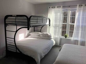 3 habitaciones, tabla de planchar con plancha y cuna de viaje