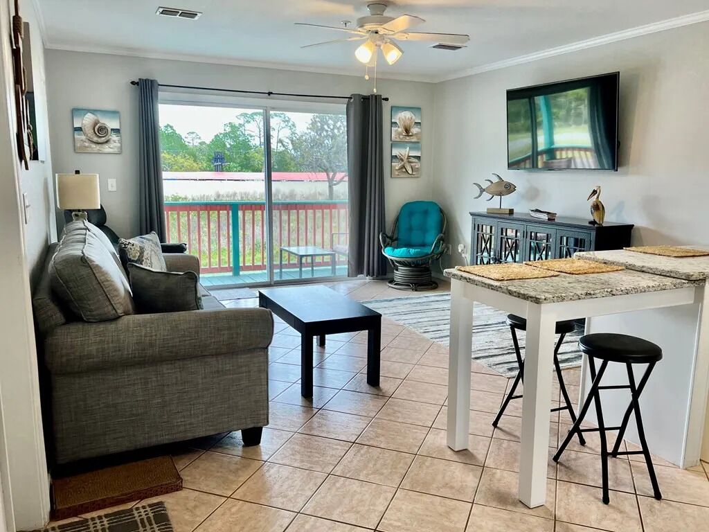 STEINHATCHEE PLACE CONDO UNIT 205-1/1 Recently upgraded with premium features