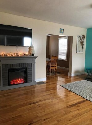 Interior - Kanawha River House Get Away with Hot Tub (Alloy)