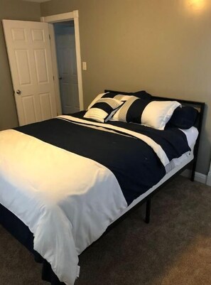 5 bedrooms, iron/ironing board, WiFi, bed sheets - Kanawha River House Get Away with Hot Tub (Alloy)