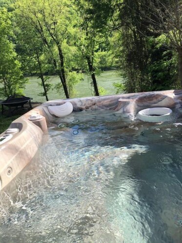 Kanawha River House Get Away with Hot Tub