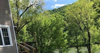 Kanawha River House Get Away with Hot Tub