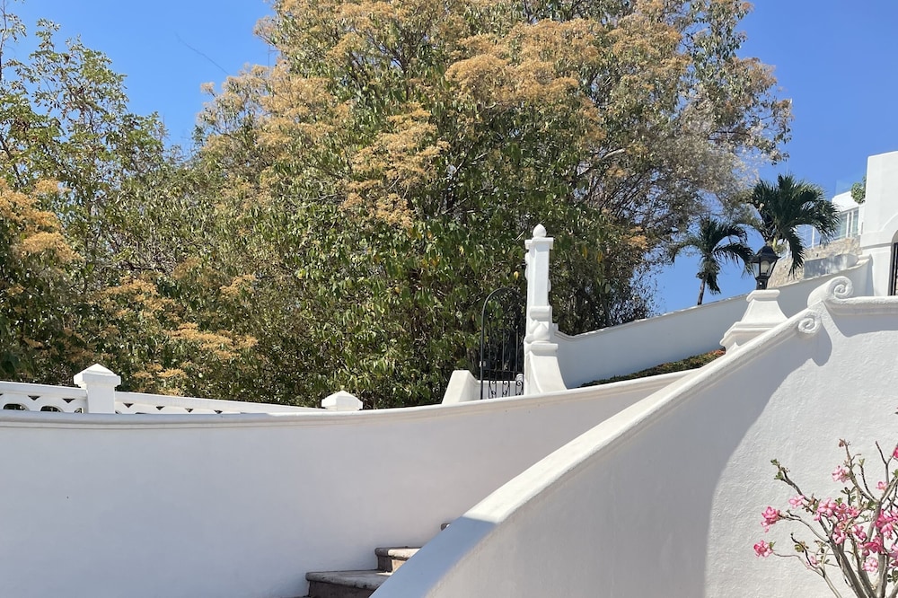Luxurious Oceanside Villa! Private Gated Community!