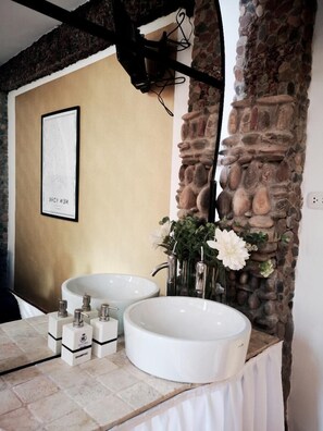 Hårføner og håndklær