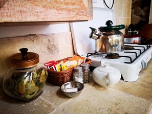 Geladeira, micro-ondas, cafeteira/chaleira