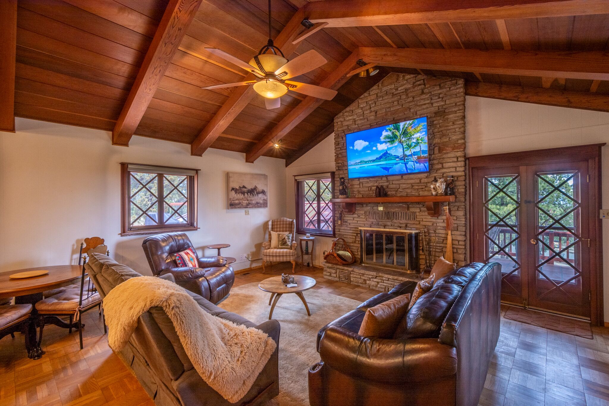 Smart-TV, Kamin, DVD-Player, Bücher