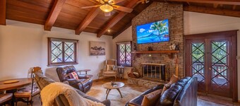 Private property, located on a cul-de-sac, jacuzzi, deck, outdoor activities