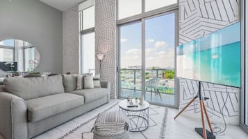 Condo superluxo, 1 quarto, vista para a cidade | Área de estar | Smart TV 50 polegadas com canais a cabo, TV