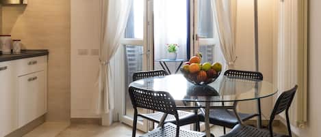 Appartement Ville | Coin séjour | Télévision à écran plat de 43 pouces avec chaînes numériques, télévision