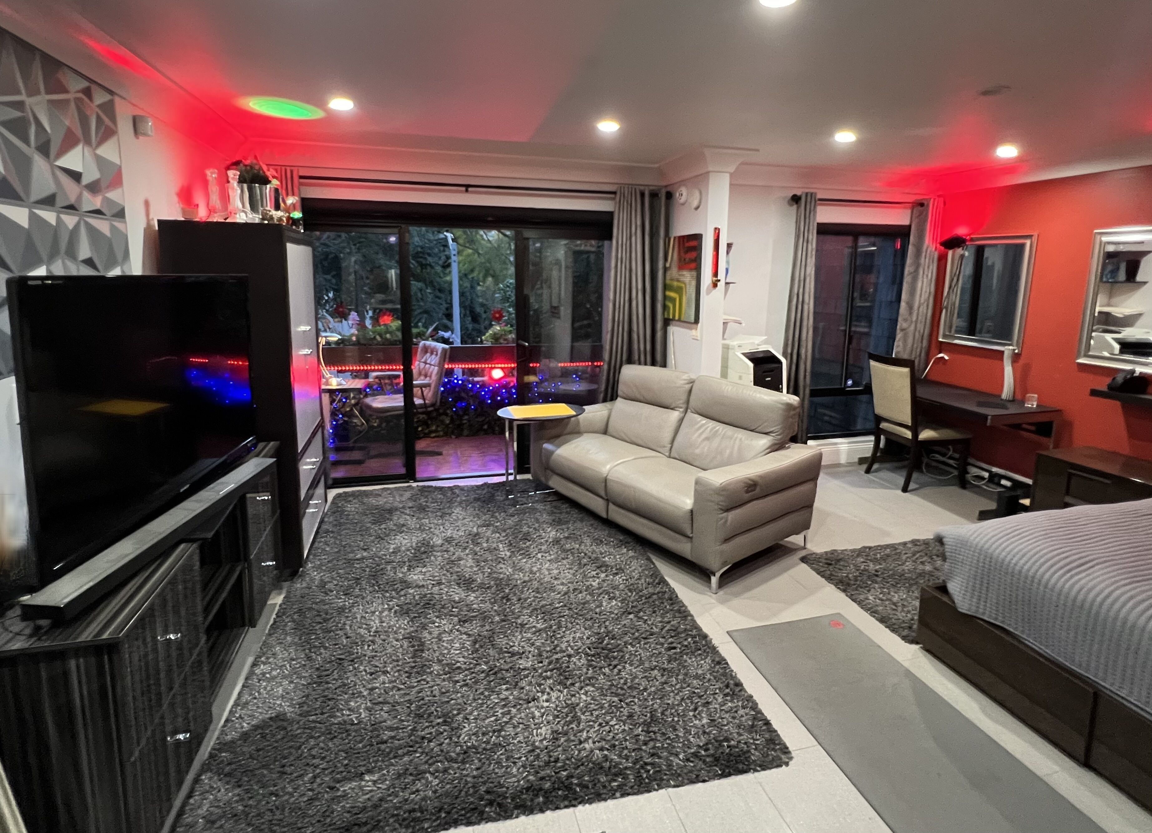 Updated Beautiful luxury bright condo in center of West Hollywood / balcony-pool