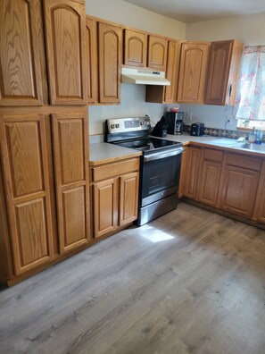 冷蔵庫、電子レンジ、オーブン、コンロ