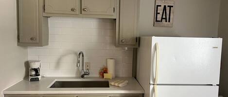 Frigorífico, microondas, placa de cocina y cafetera o tetera