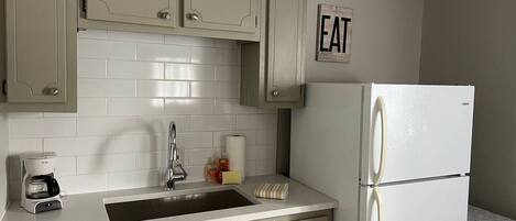 Coffee/tea maker, fridge, microwave, stovetop