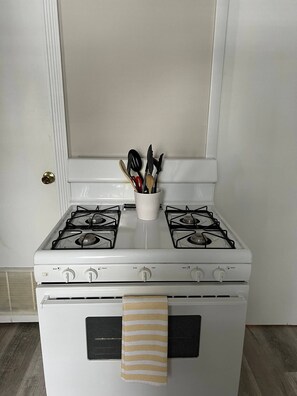 Fridge, microwave, stovetop, coffee/tea maker - Corporate Cottage in LaPorte Cable St Front unit (La Porte)