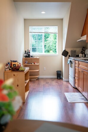 Frigorífico, microondas, horno y placa de cocina