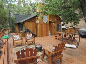Outdoor dining - Hillside Hideaway - View of Ski Slopes, Charming Deck, 2 min. to Skiing (Big Bear)
