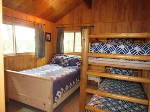2 bedrooms, free WiFi, bed sheets - Hillside Hideaway - View of Ski Slopes, Charming Deck, 2 min. to Skiing (Big Bear)