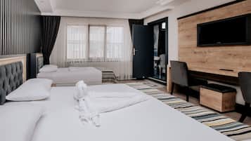 Deluxe Suite | 2 bedrooms, premium bedding, desk, laptop workspace