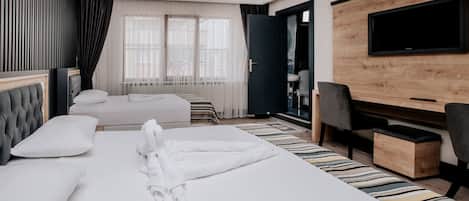 Deluxe Suite | 2 bedrooms, premium bedding, desk, laptop workspace