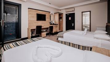 Deluxe-Suite | Hochwertige Bettwaren, Schreibtisch, laptopgeeigneter Arbeitsplatz