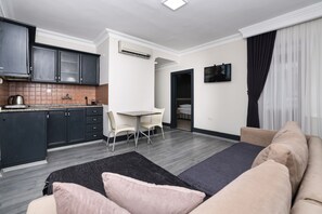 Deluxe Apartment | Private kitchen | Mini-fridge, electric kettle, cleaning supplies, paper towels - Yıldız Suite & Apart (Akçaabat)