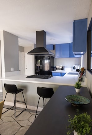 Fridge, microwave, oven, stovetop - Entire Home - Hidden Gem (Long Beach)