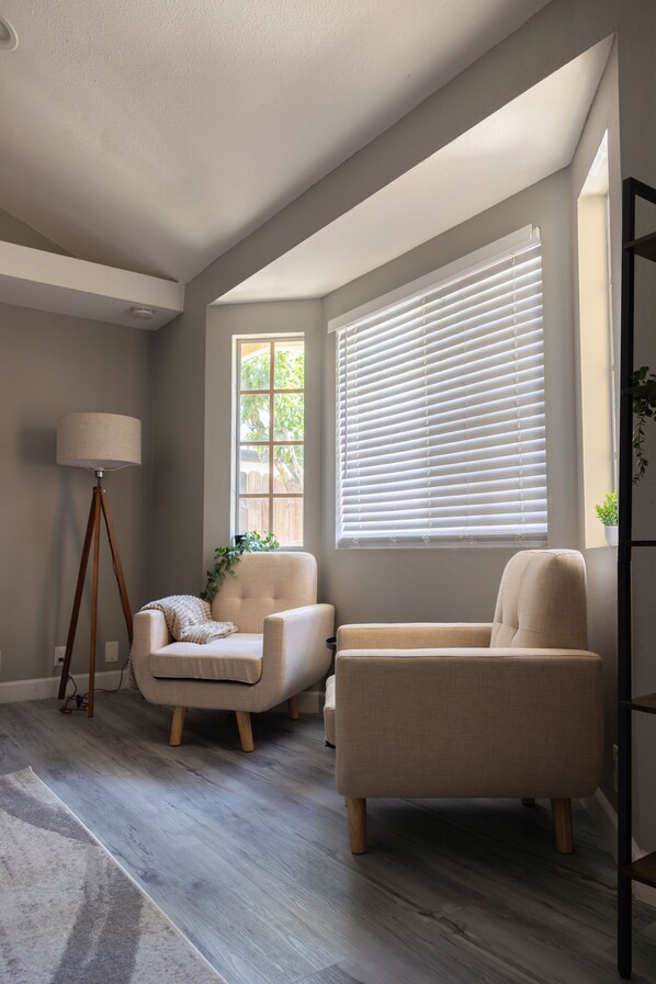 Smart TV, computer monitors - Entire Home - Hidden Gem (Long Beach)