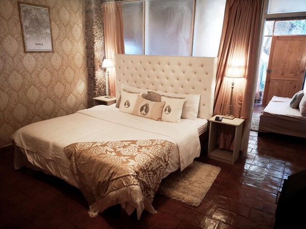 1 bedroom, bed sheets