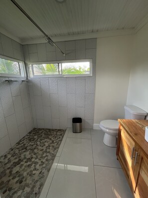 Hårtork, handdukar och toalettpapper