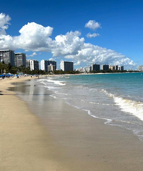 En la playa, camastros y toallas de playa 