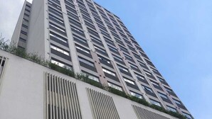 A high-rise building with a sign reading "PREMIER flat". - Mar Premier Flats (Queimados)
