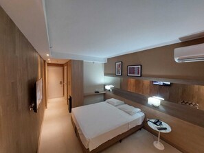 セーフティボックス (室内)、遮光カーテン、防音設備、アイロン / アイロン台