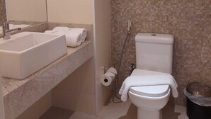 A modern bathroom with a large mirror, a sink, a toilet, and a shower. - Mar Premier Flats (Queimados)